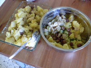 Insalata tiepida di polpa di seitan su letto di patate prezzemolate e olive taggiasche